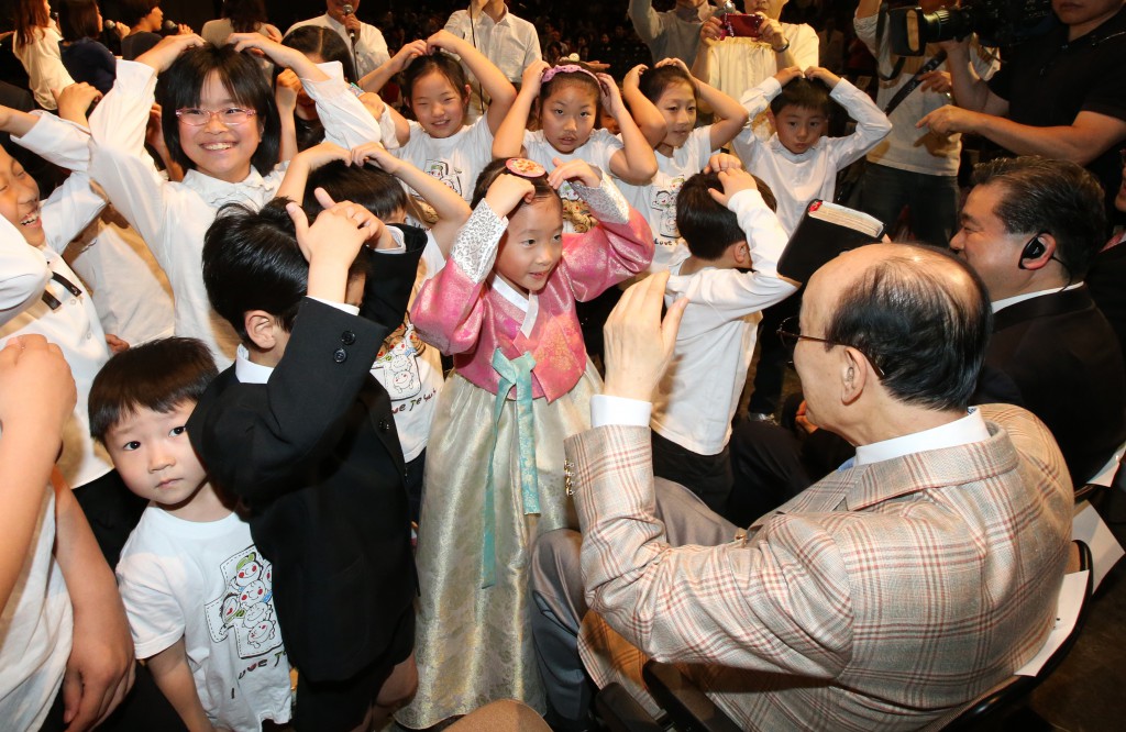 チョウヨンギ総裁牧師に挨拶する純福音東京教会の子供たち-2014Tokyo Jesus Festivalにて