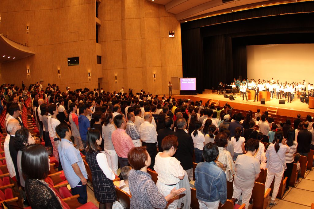 １因为是和当天原本有的青年部礼拜和中国语礼拜共同举行，礼拜在中日韩的年轻人们的热情赞美中开始了。