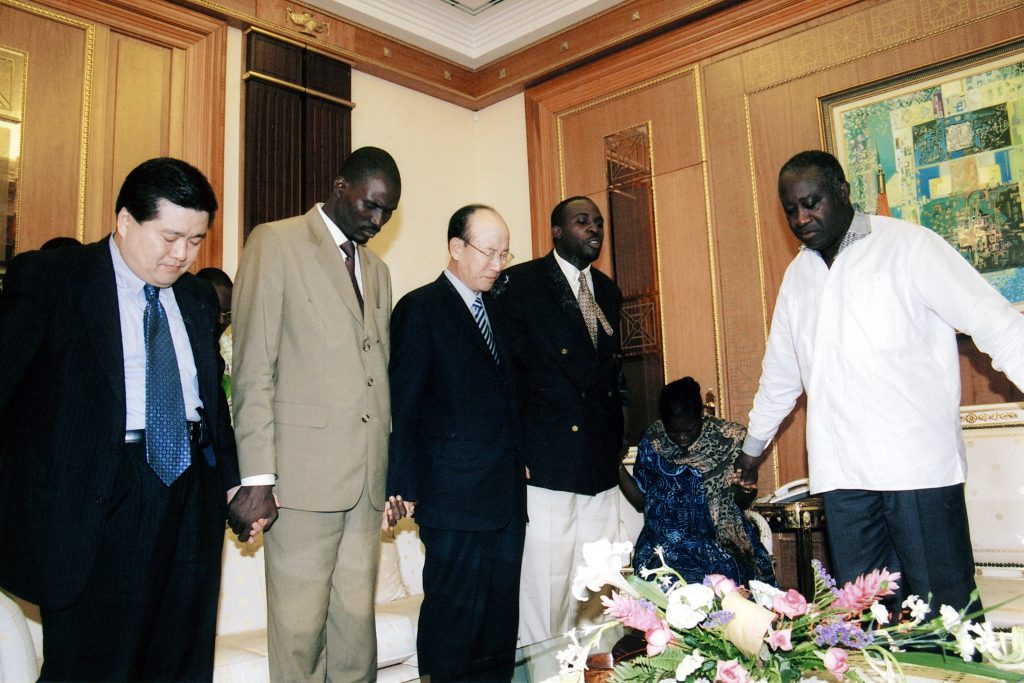 ガーナの大統領とともに祈るチョウヨンギ総裁牧師と志垣重政担任牧師