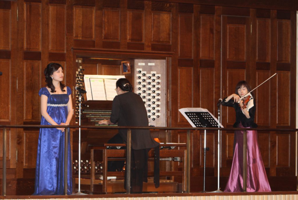 ３ソリストの美しい賛美とパイプオルガンとバイオリンの演奏