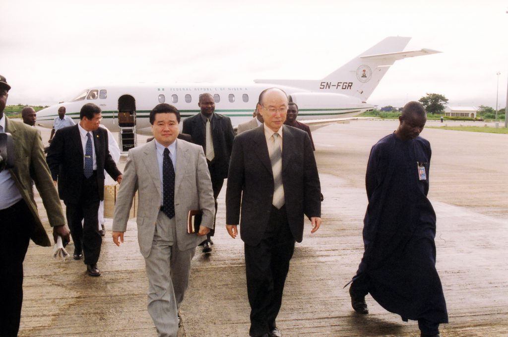 聖会のために手配されたナイジェリア大統領専用機から降りるチョウヨンギ総裁牧師と志垣重政担任牧師